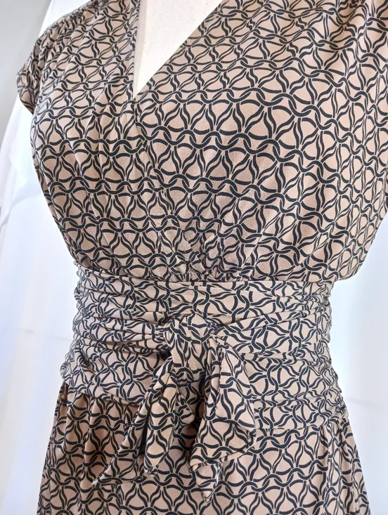 NEW YORK & CO Short Sleeve Dress Cinch Wrap Belt V Neck Knee Length Print Size S - Picture 6 of 13